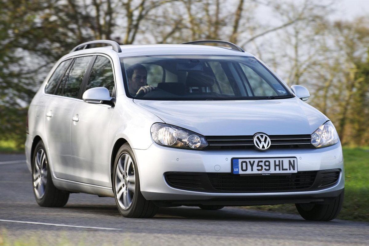 Volkswagen Golf Estate front cornering