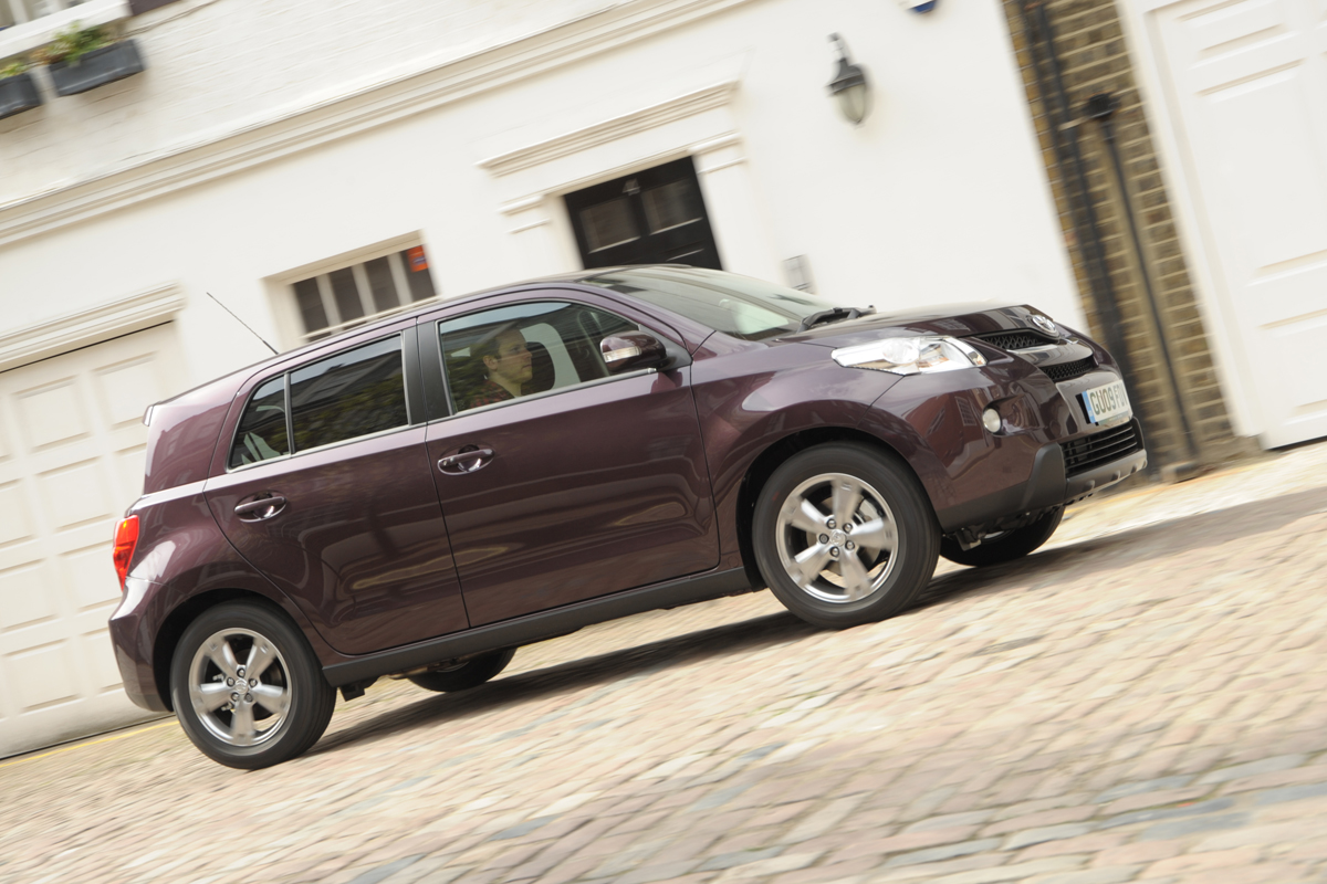 Toyota Urban Cruiser panning