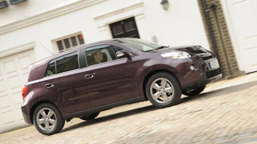 Toyota Urban Cruiser panning