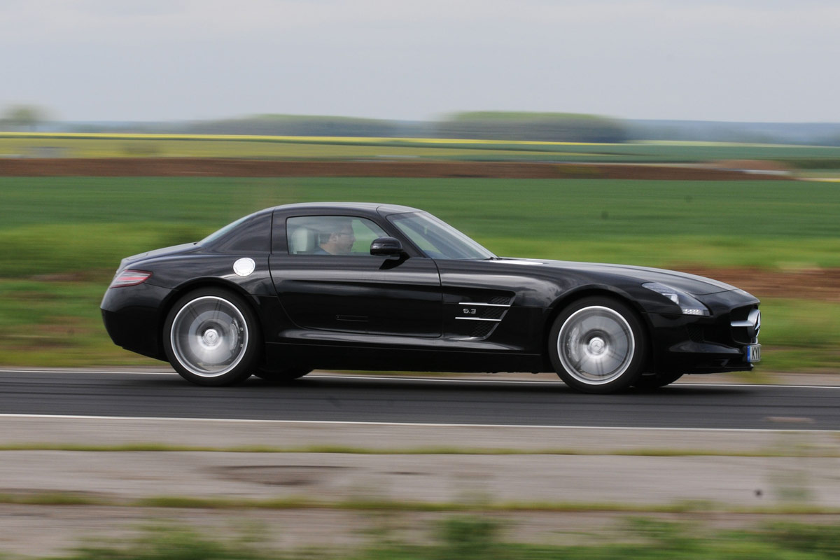 Mercedes SLS AMG profile
