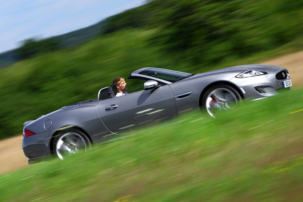 Jaguar XKR Convertible panning