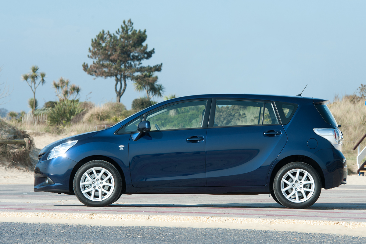 Toyota Verso profile