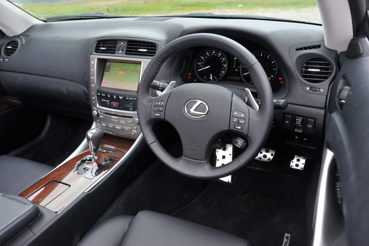 Lexus IS C interior