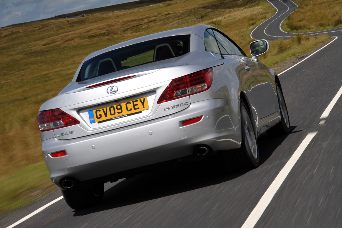 Lexus IS C rear tracking