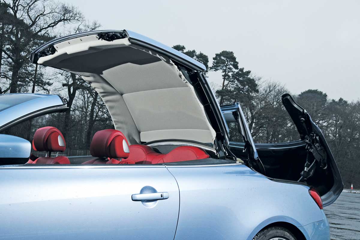 Infiniti G37 roof mechanism