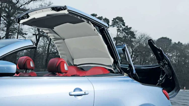 Infiniti G37 roof mechanism