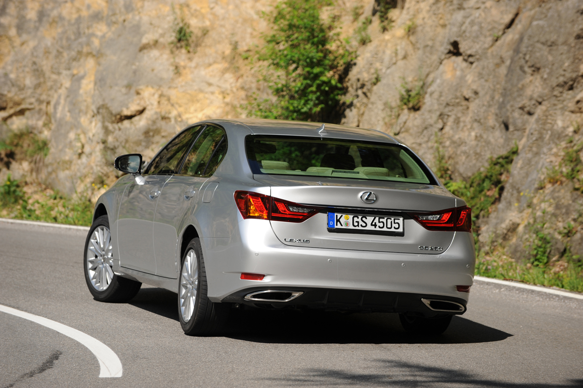 Lexus GS 250 rear tracking