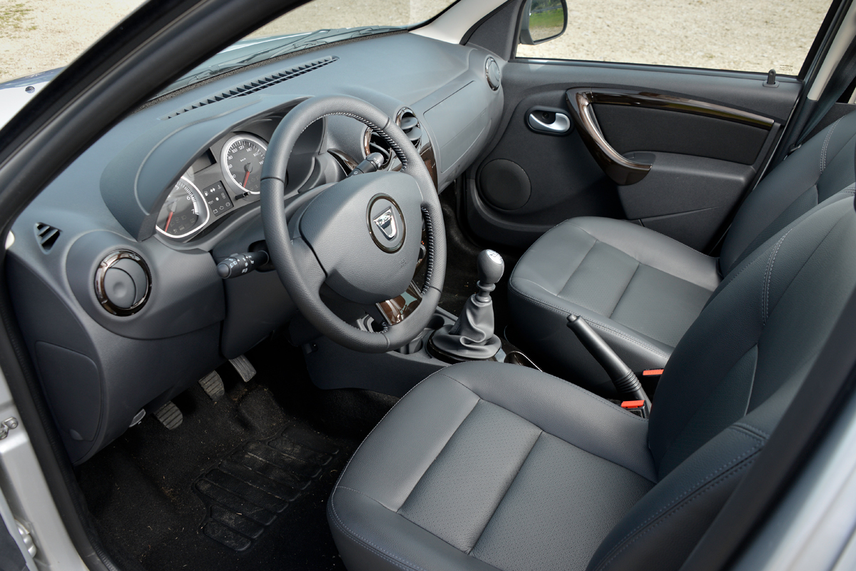 Dacia Duster front interior