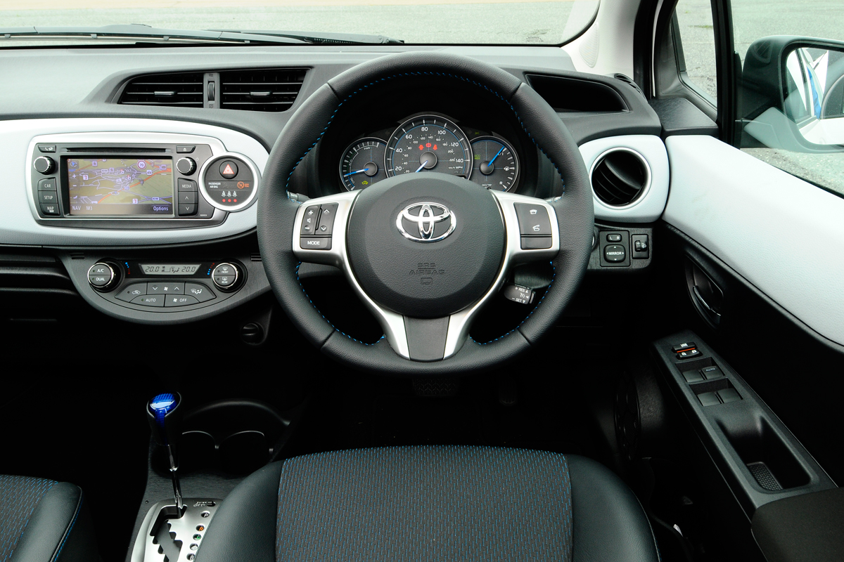 Toyota Yaris Hybrid dash