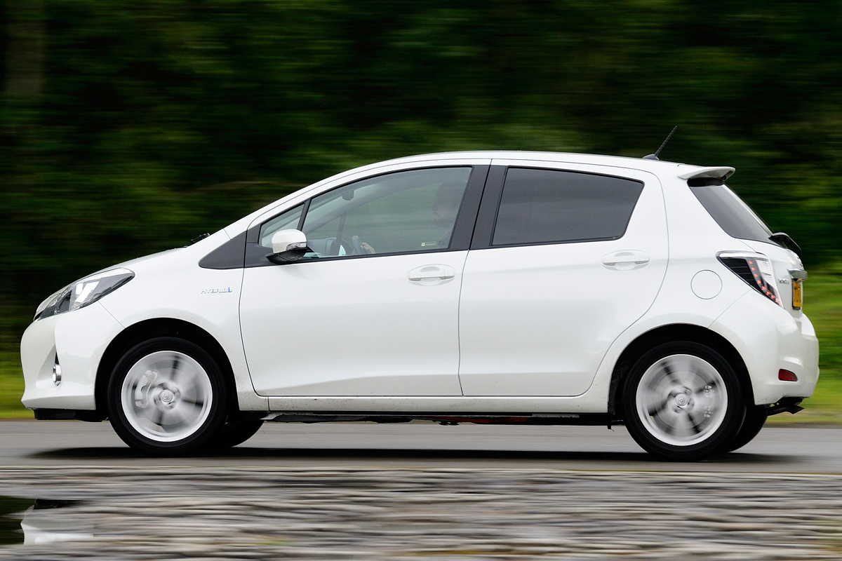 Toyota Yaris Hybrid side tracking