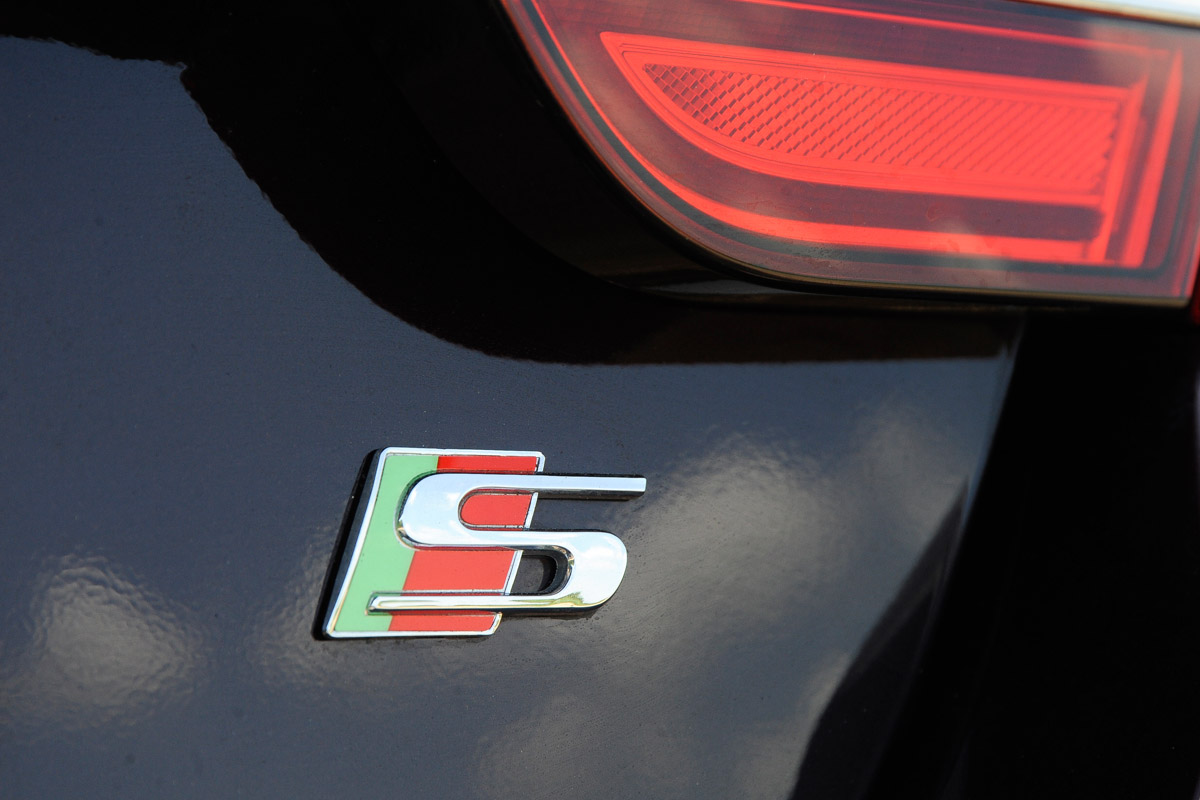Jaguar XF badge