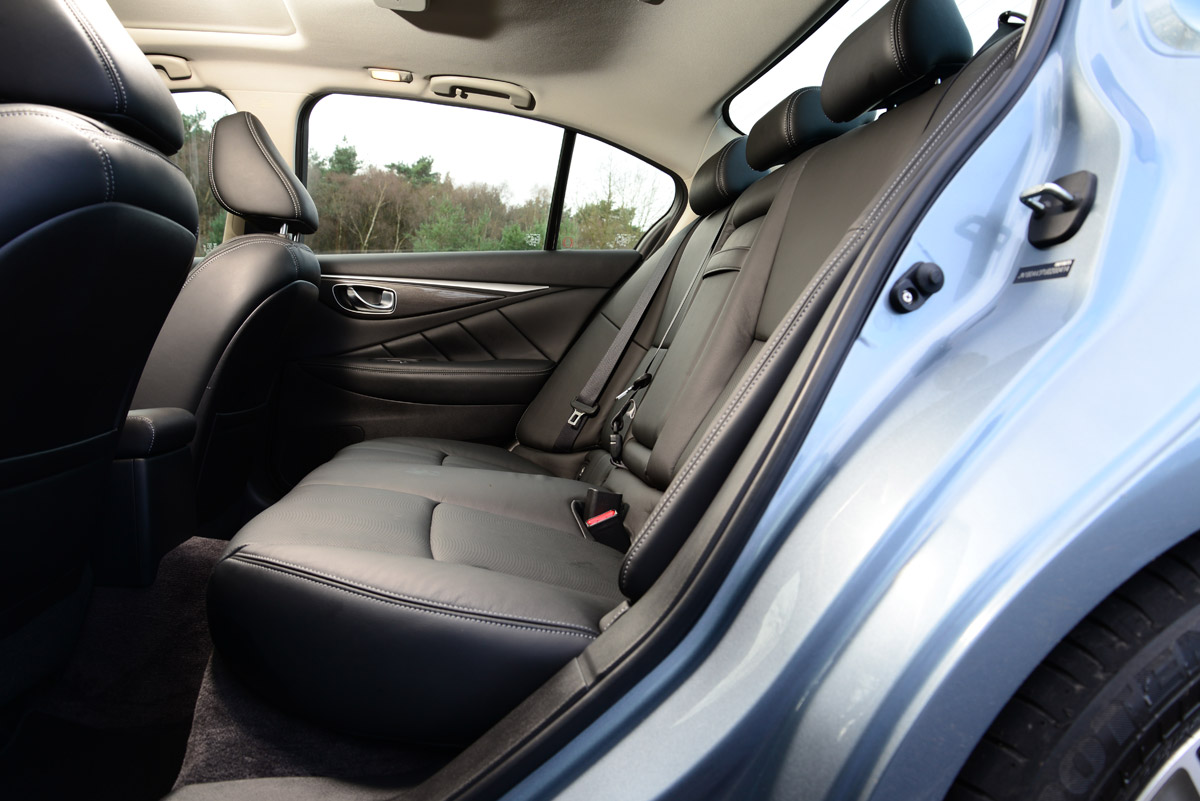 Infiniti Q50 diesel 2014 rear seats
