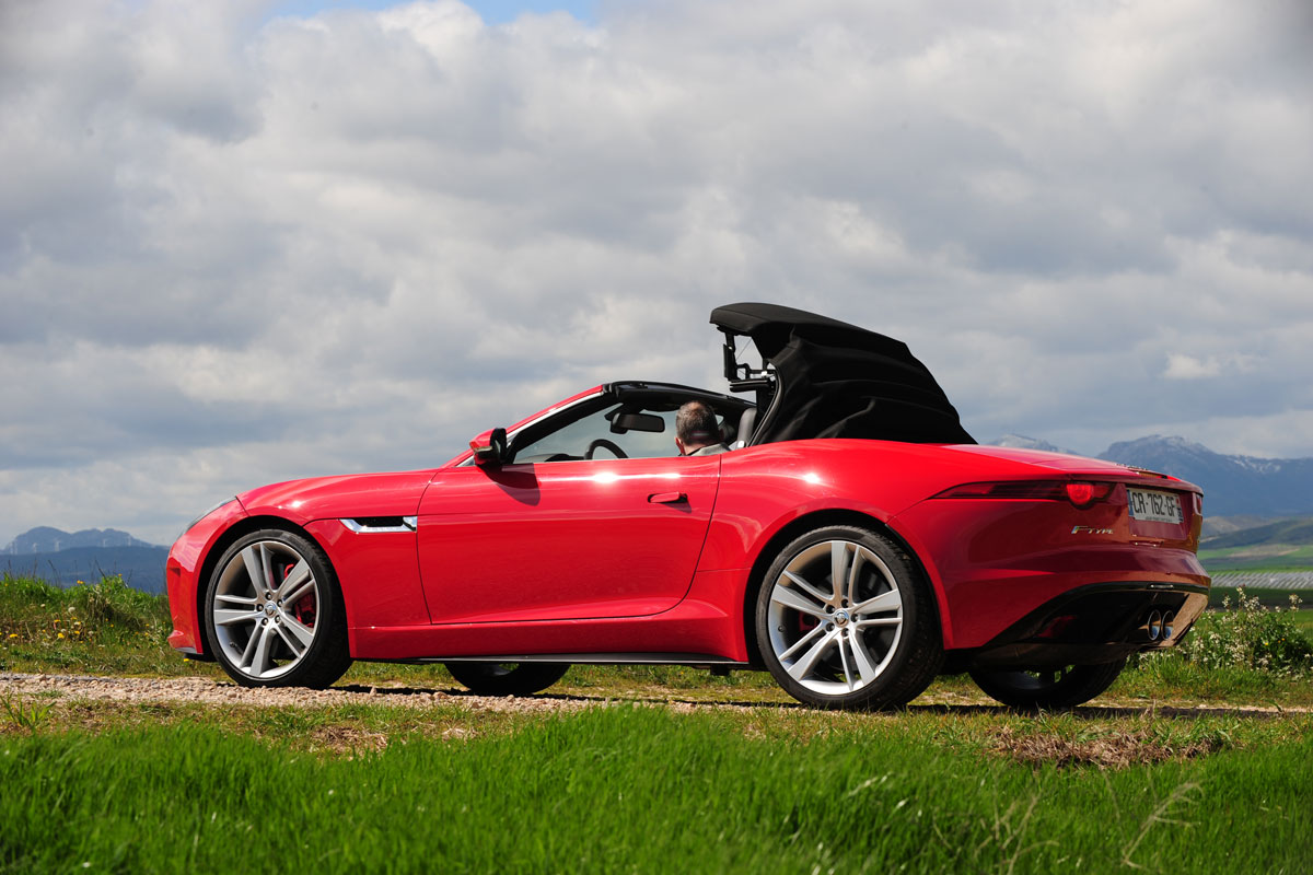 Jaguar F-Type roof action