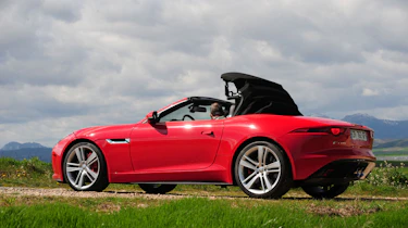 Jaguar F-Type roof action