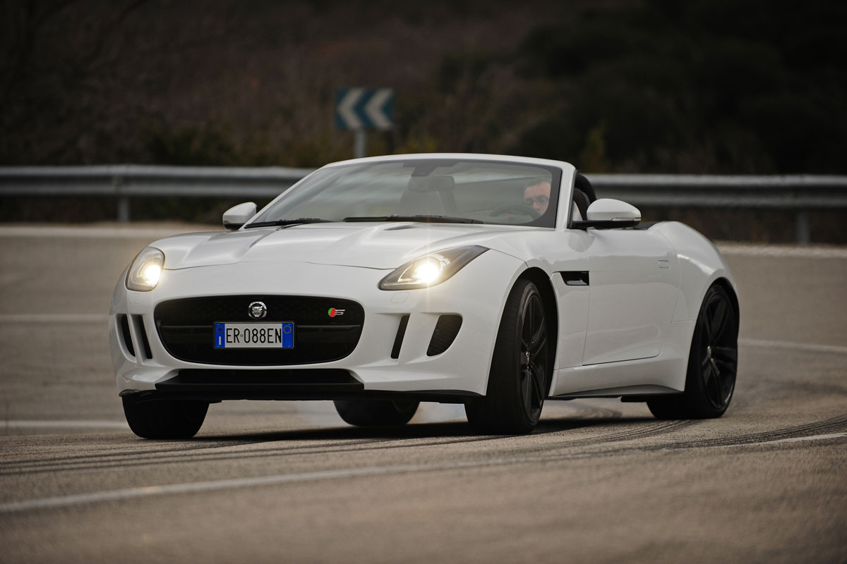 Jaguar F-Type V8S action