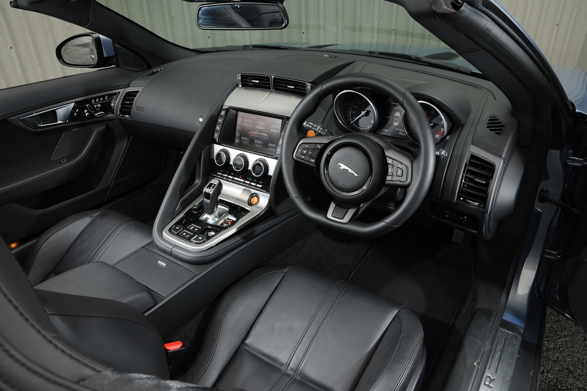 Jaguar F-Type V6S interior