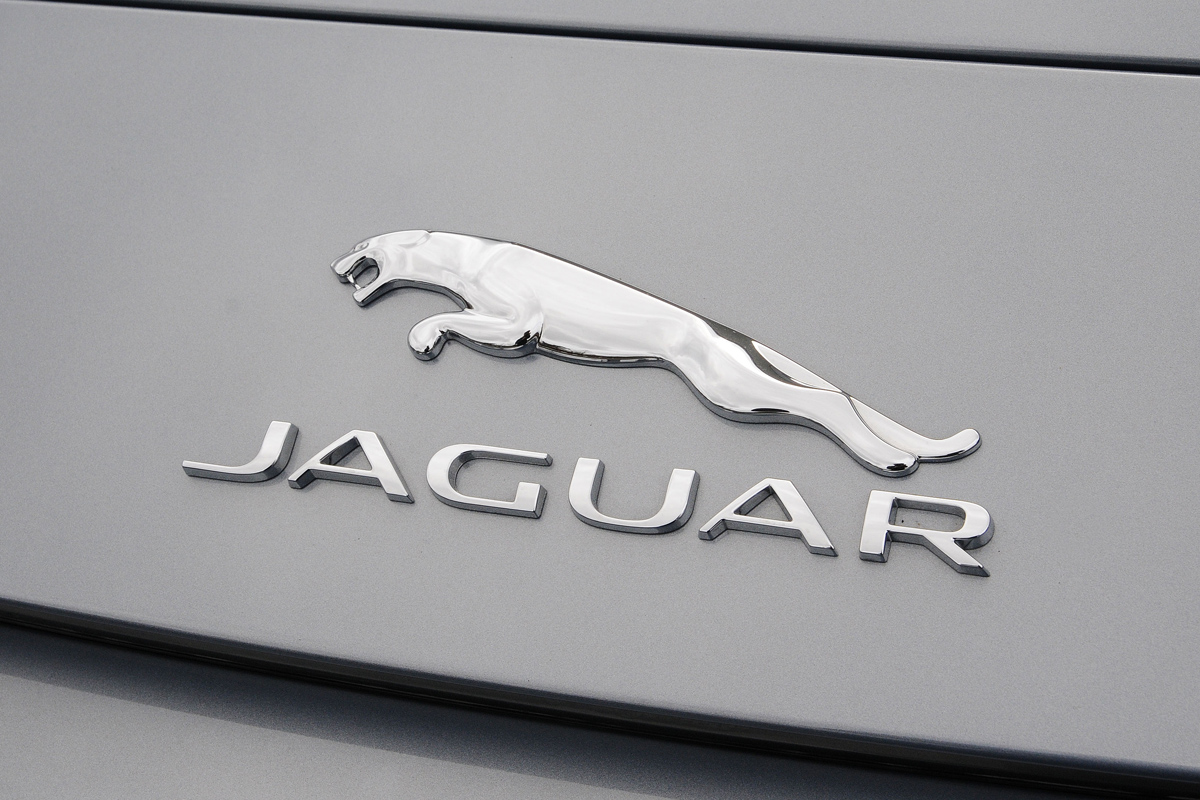 Jaguar F-Type V6S badge