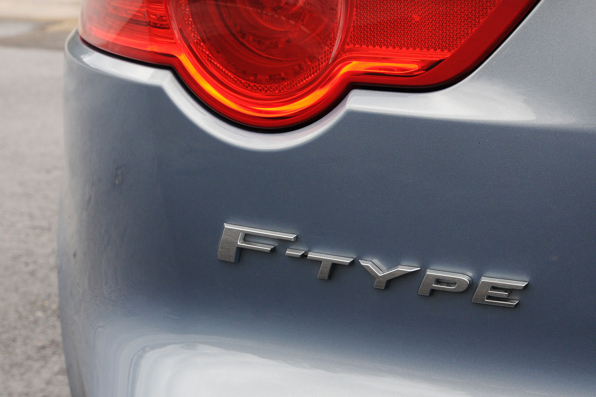 Jaguar F-Type V6S badge