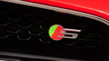 Jaguar F-Type S grille