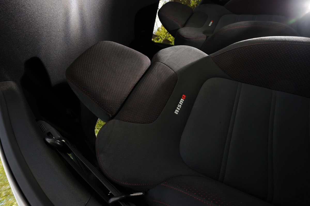 Nisan Juke Nismo front seat