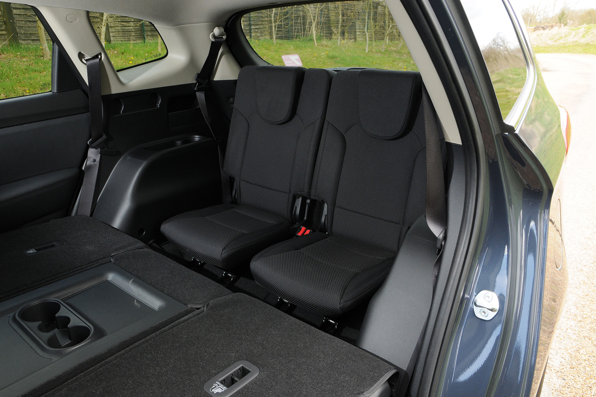 Kia Carens 2 1.7 CRDi rear seats