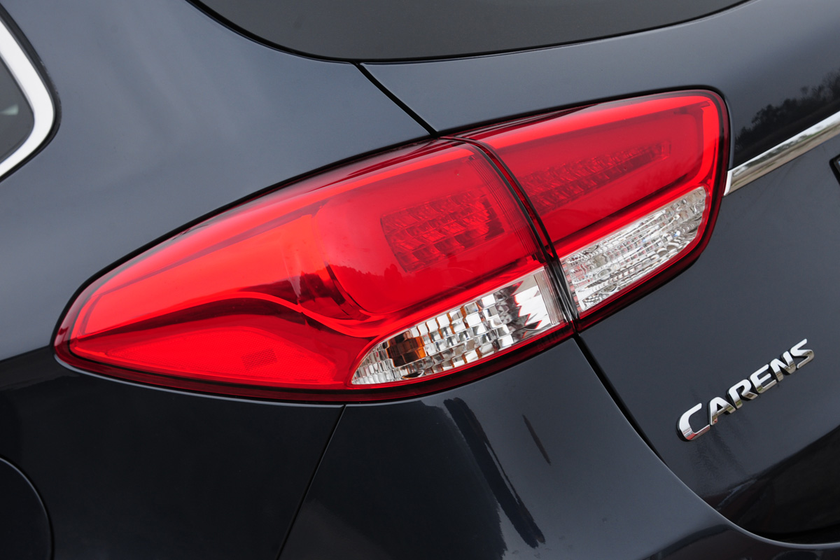 Kia Carens badge