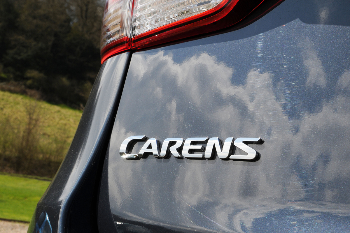 Kia Carens 2 1.7 CRDi badge