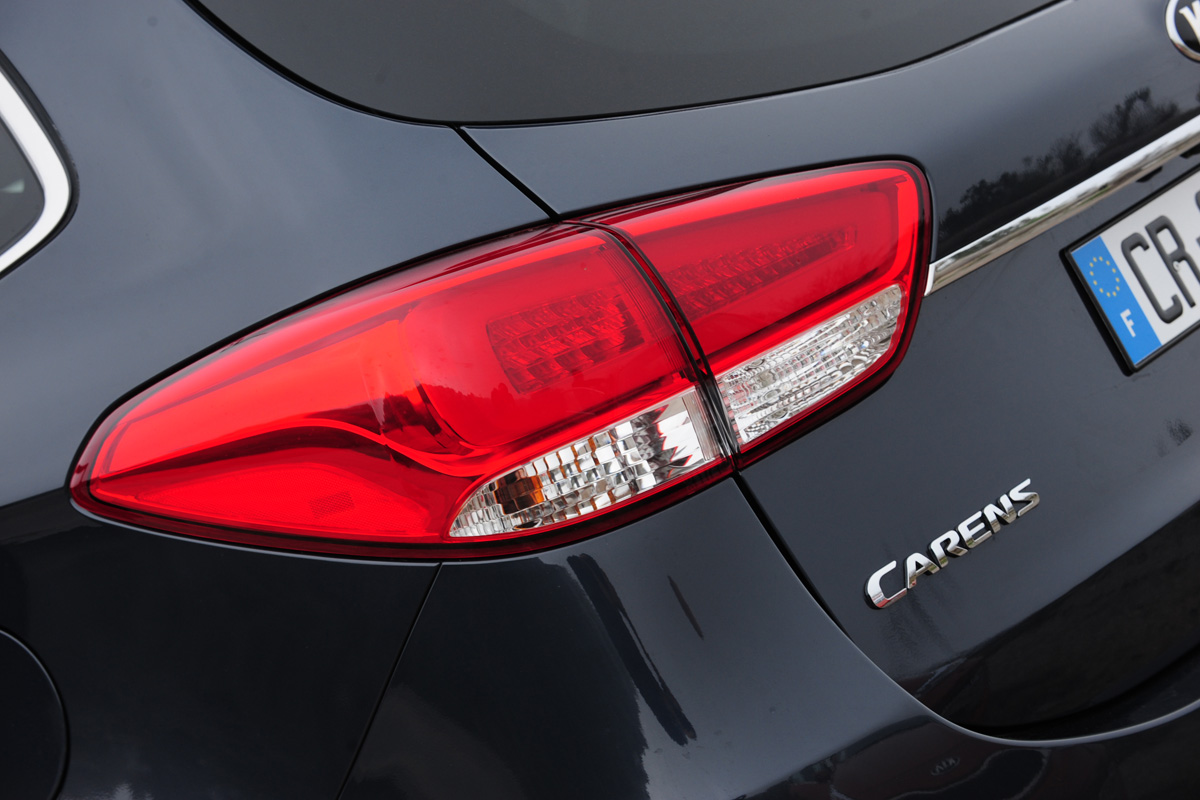 Kia Carens badge