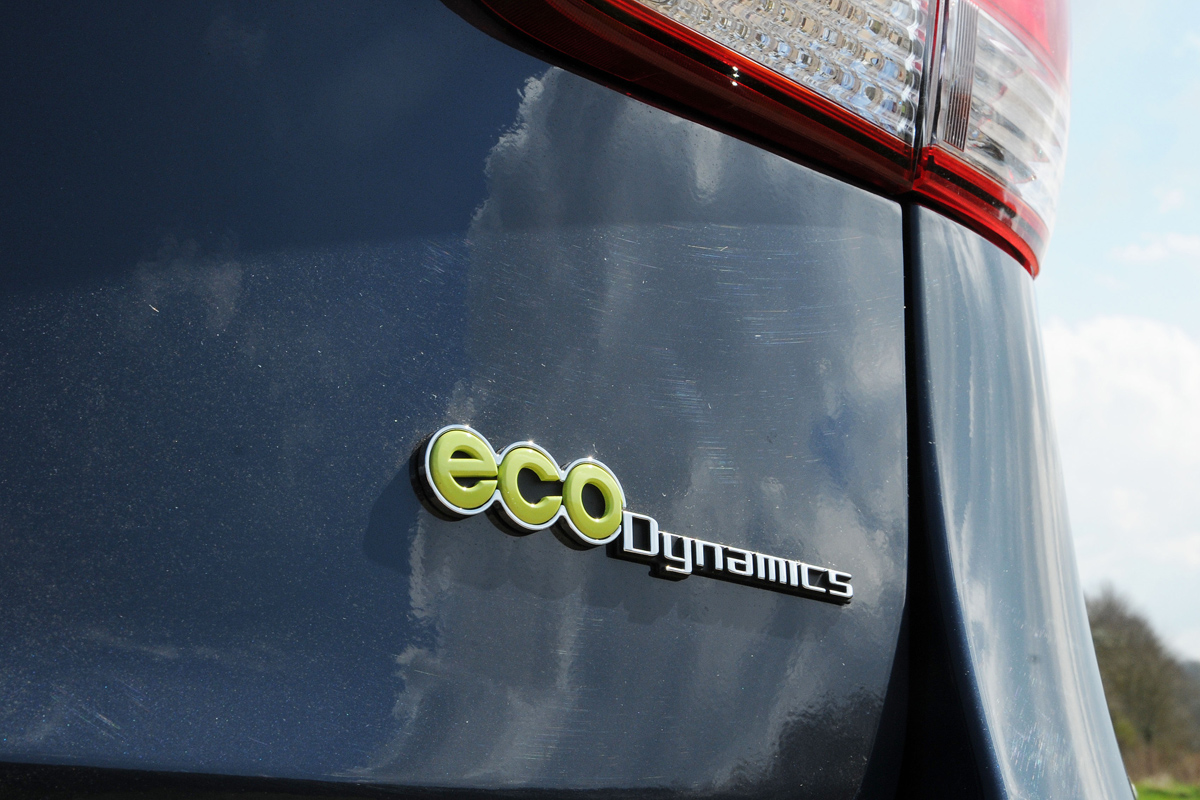 Kia Carens EcoDynamics badge