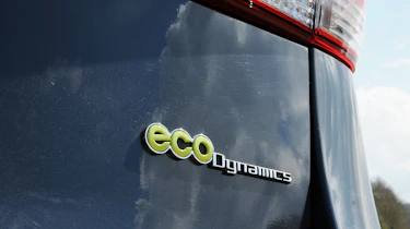 Kia Carens EcoDynamics badge