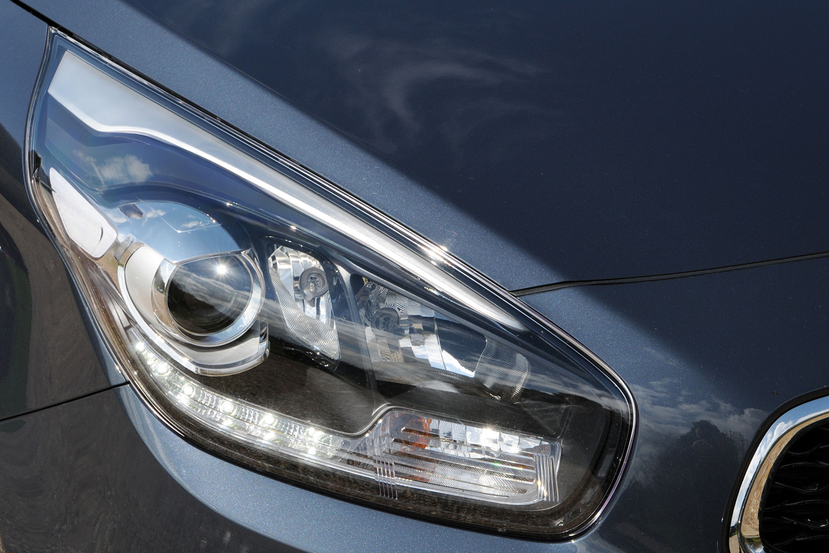 Kia Carens 2 1.7 CRDi headlight