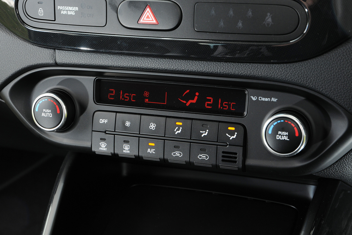 Kia Carens 2 1.7 CRDi centre console