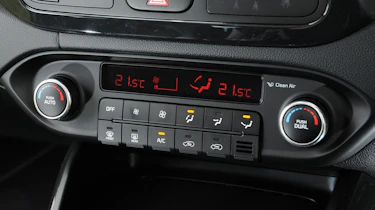 Kia Carens 2 1.7 CRDi centre console