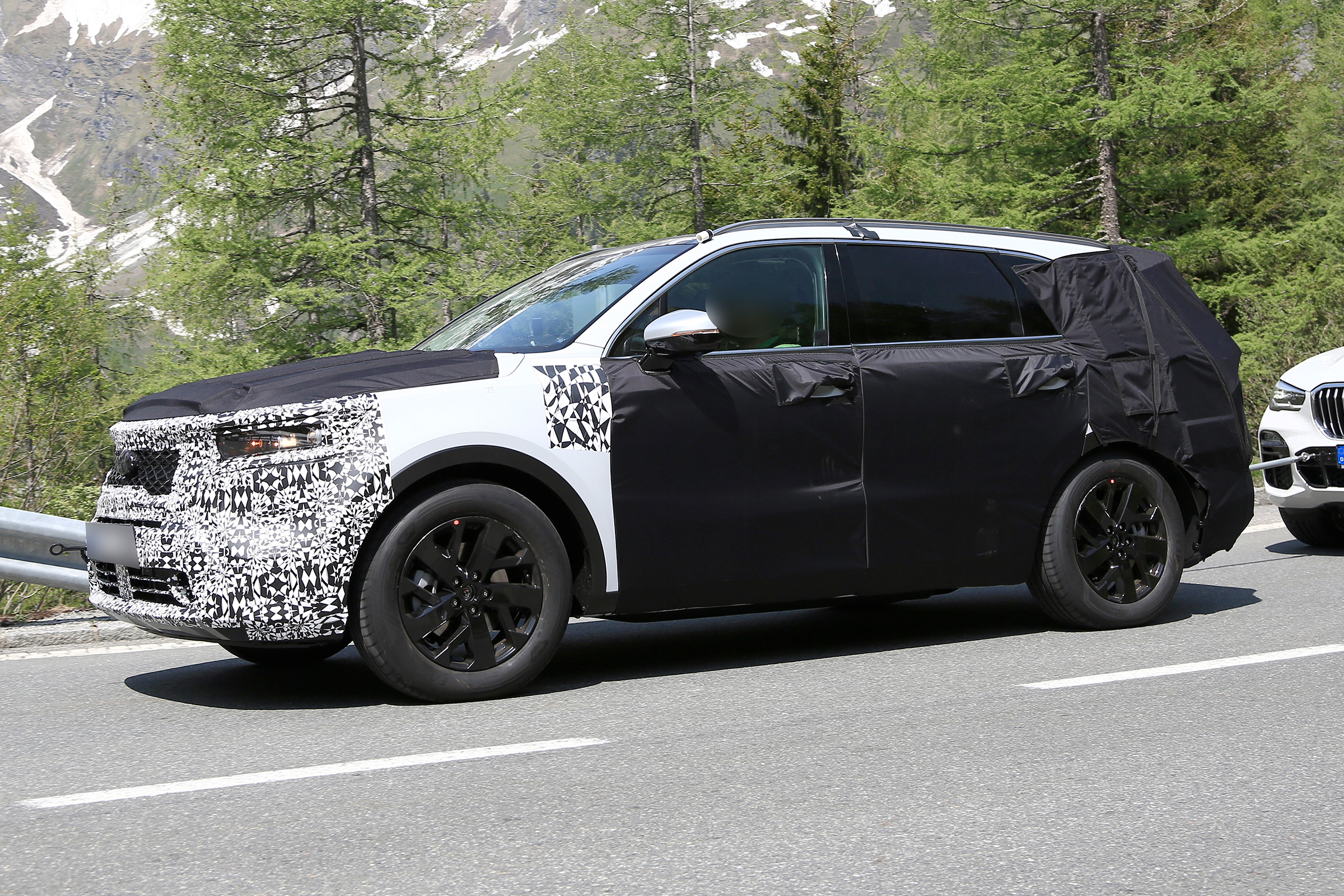Kia Sorento facelift headlight
