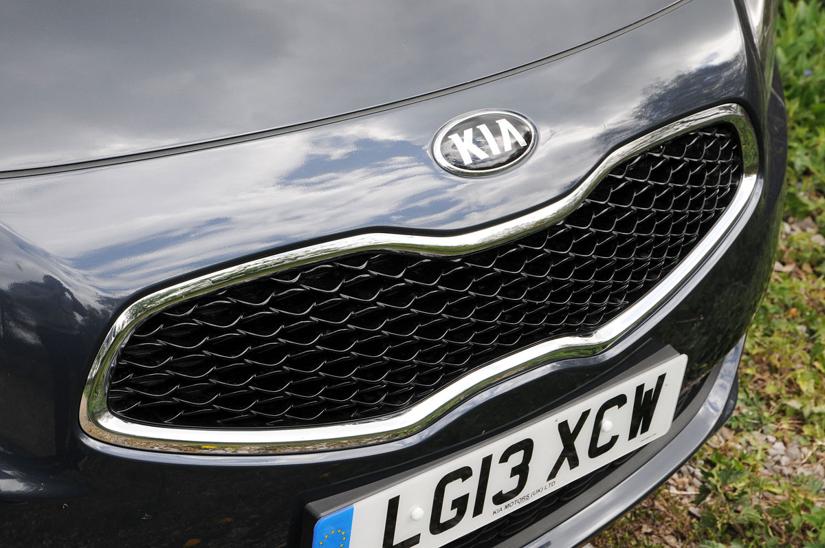 Kia Carens grille