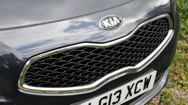 Kia Carens grille