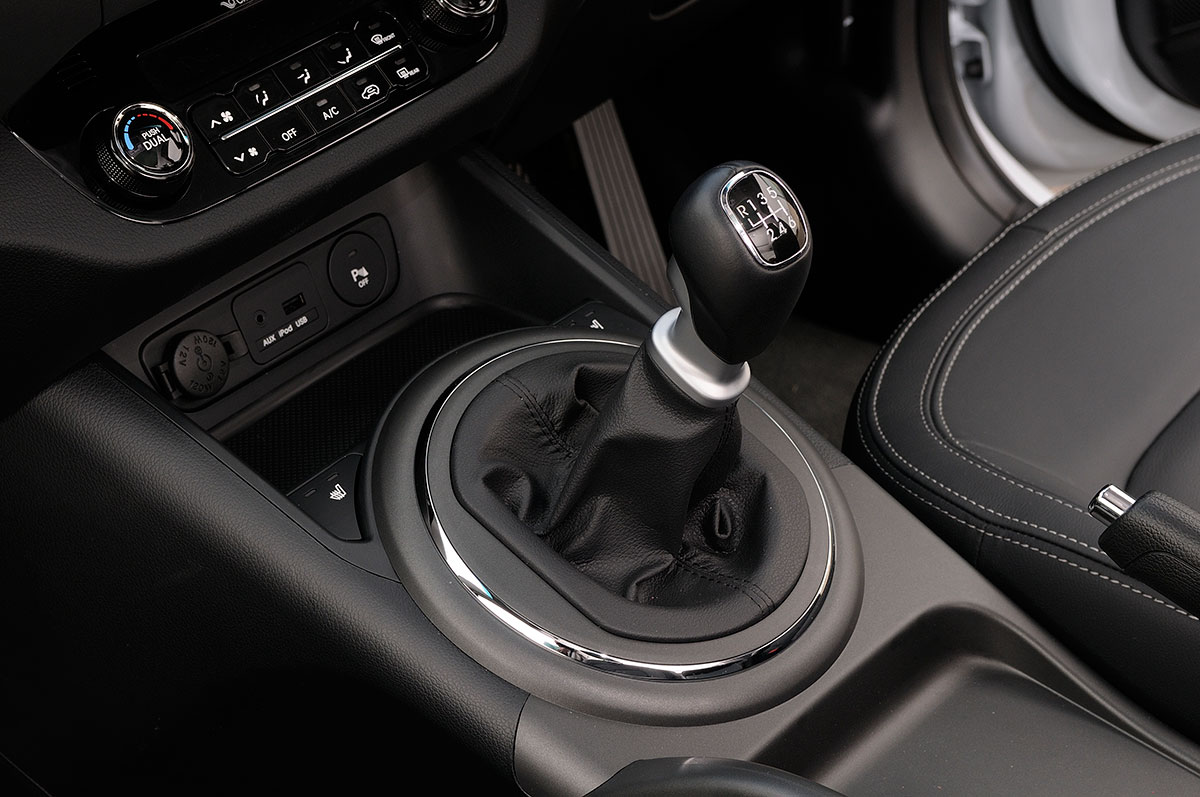 Kia Sportage KX-3 Nav 134 gearstick