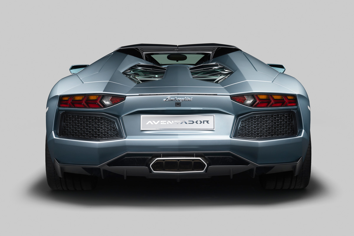 Lamborghini Aventador Roadster engine