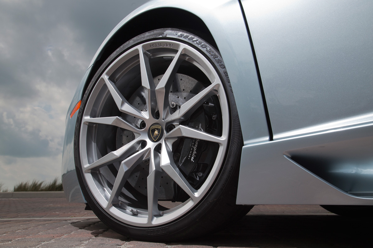 Lamborghini Aventador Roadster wheel