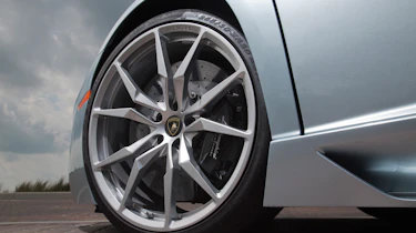 Lamborghini Aventador Roadster wheel