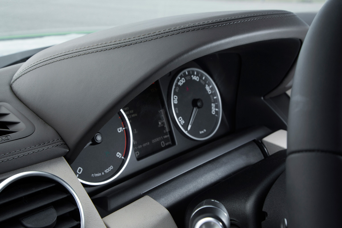 2013 Land Rover Discovery 4 leather dashboard top