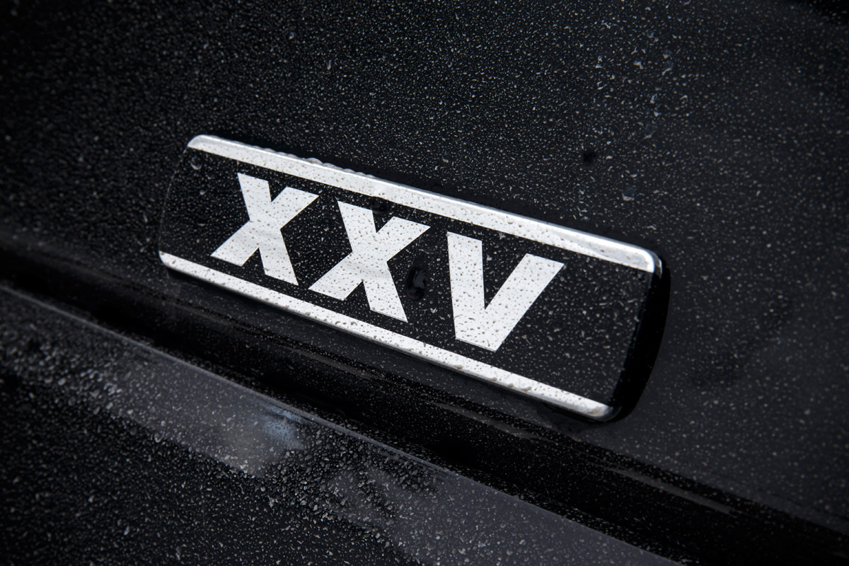 Land Rover Discovery XXV badge