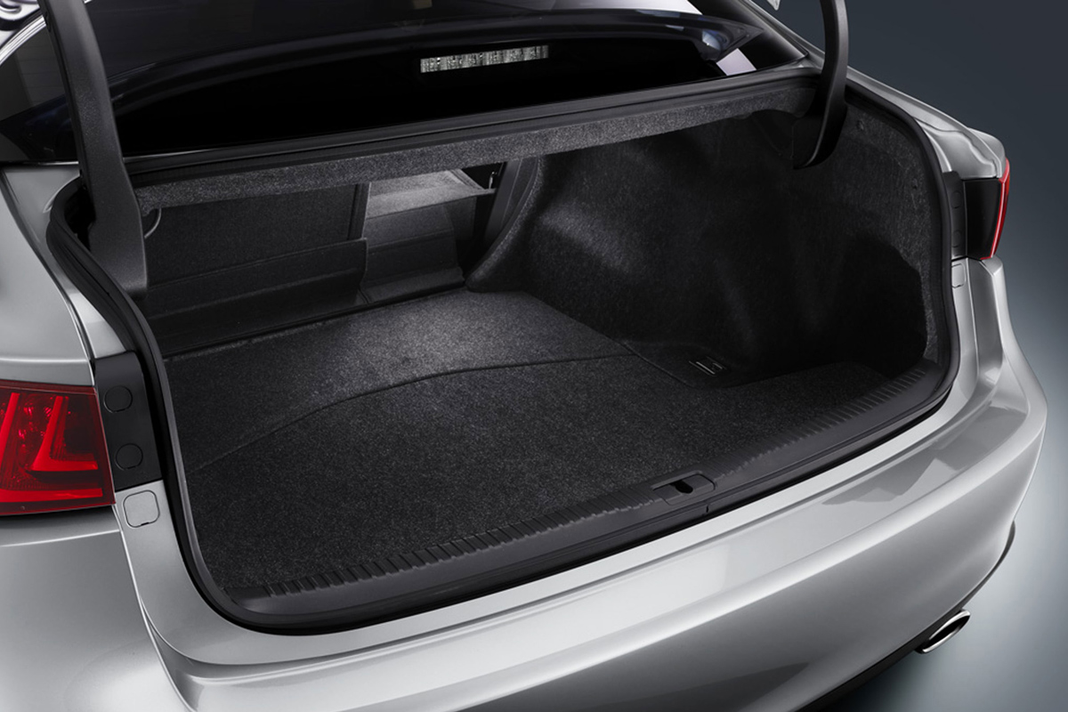 Lexus IS 250 boot