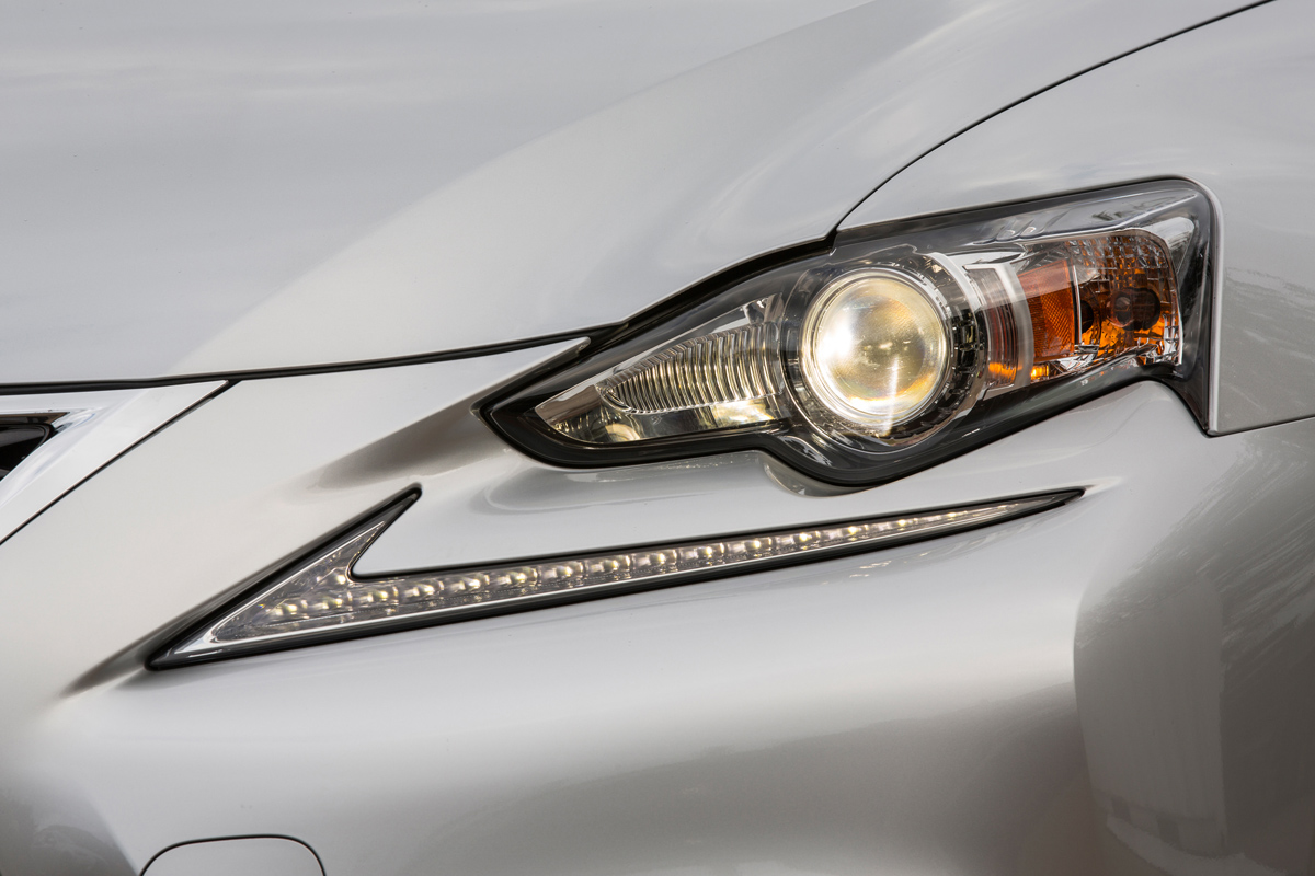Lexus IS 250 headlight