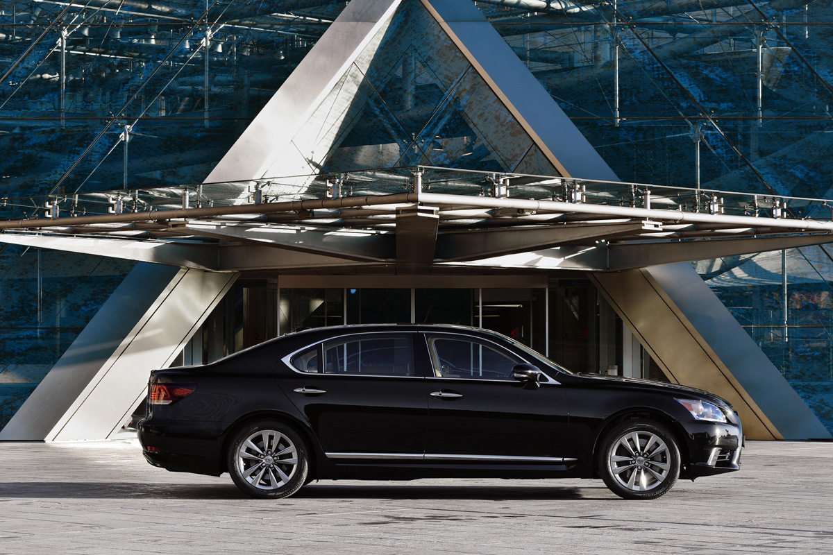 Lexus LS 460L profile