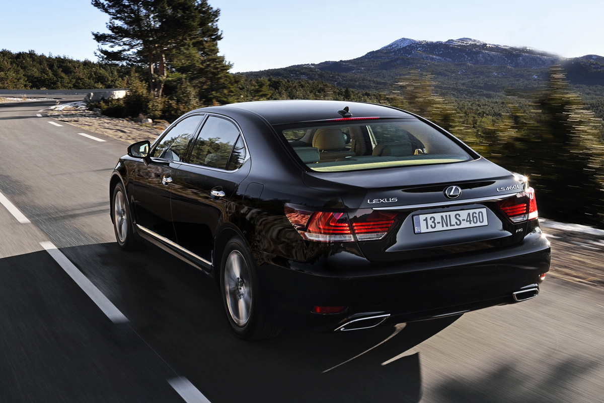 Lexus LS 460L rear action