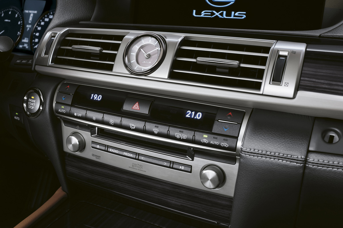 Lexus LS 460L centre console