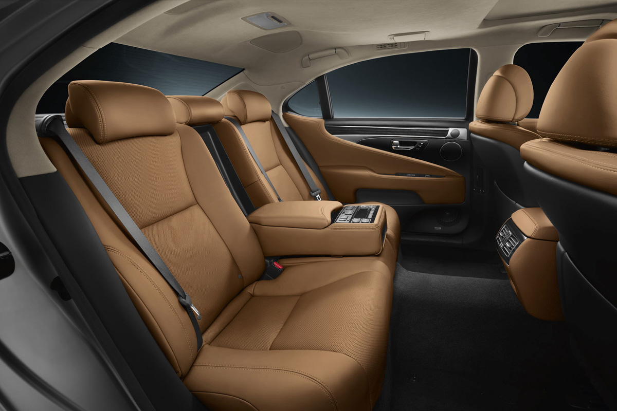 Lexus LS 460L rear seats