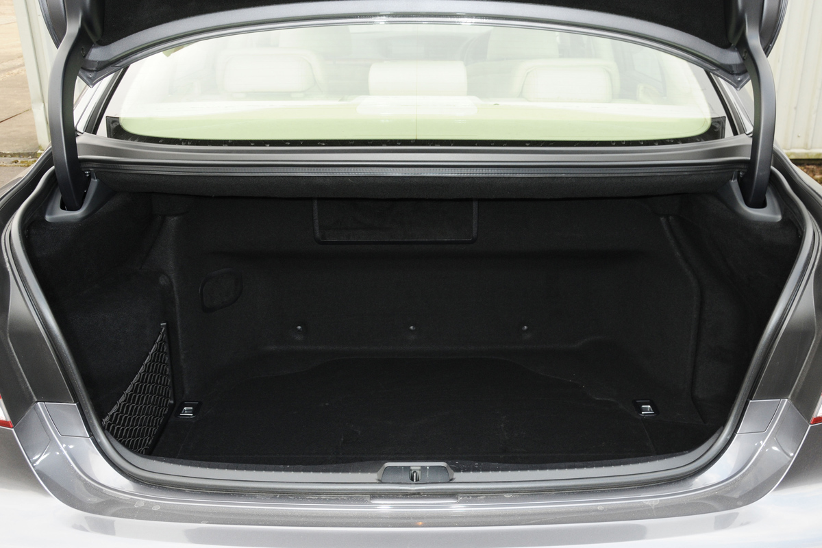 Lexus LS 600h L Premier boot
