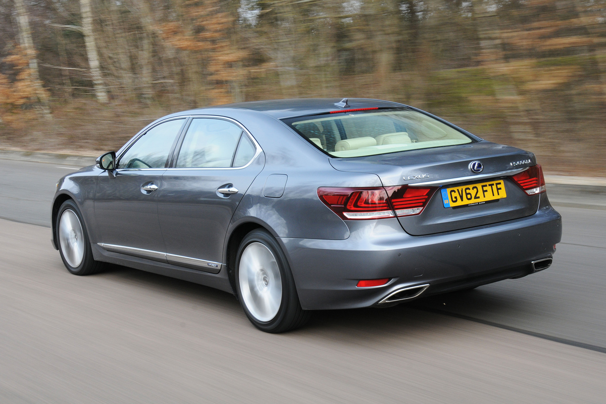 Lexus LS 600h L Premier rear tracking